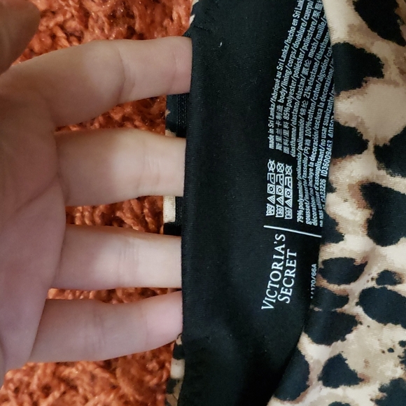 VICTORIAS SECRET INCREDIBLE ESSENTIAL LEGGING WOMAN SIZE 4 - Picture 4 of 5